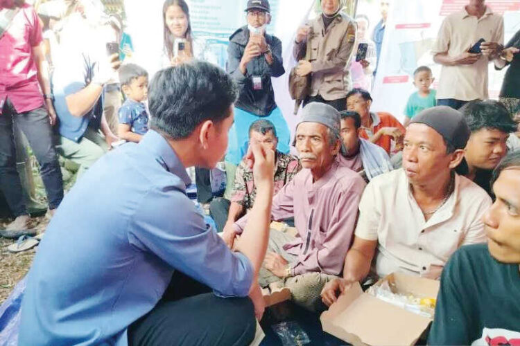 Wapres Gibran Prioritaskan Kelompok Rentan di Pengungsian 1 TEMUI PENYINTAS BANJIR BANDANG— Wapres Gibran saat menemui para penyintas banjir bandang di Salareh Aia, Kecamatan Palembayan, Kamis (4/12).