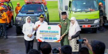 Banten Serahkan Bantuan Rp1 Miliar untuk Sumbar, Gubernur Andra Soni Datang Langsung ke Padang 13 Banten Serahkan Bantuan Rp1 Miliar untuk Sumbar, Gubernur Andra Soni Datang Langsung ke Padang