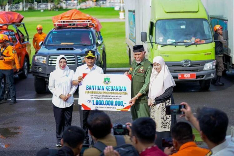 Banten Serahkan Bantuan Rp1 Miliar untuk Sumbar, Gubernur Andra Soni Datang Langsung ke Padang 1 SALURKAN BANTUAN— Gubernur Banten Andra Soni menyalurkan bantuan senilai Rp1 miliar kepada Gubernur Mahyeldi untuk warga terdampak bencana alam, di Istana Gubernuran, Jumat (12/12).