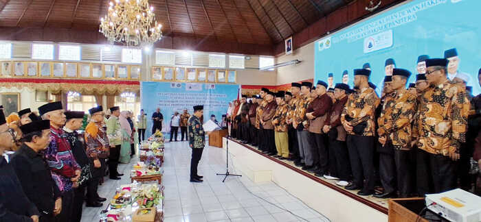 Gubernur Lantik Dewan Hakim, Tim IT dan Panitera MTQ Nasional ke-XLI Tingkat Provinsi Sumbar 1 LANTIK— Gubernur Sumbar melalui Aspem-Kesra resmi melantik dan kukuhkan Dewan Hakim, Tim IT Hakim, serta Panitera MTQ Nasional ke-XLI Tingkat Provinsi Sumatra Barat, Sabtu (13/12).