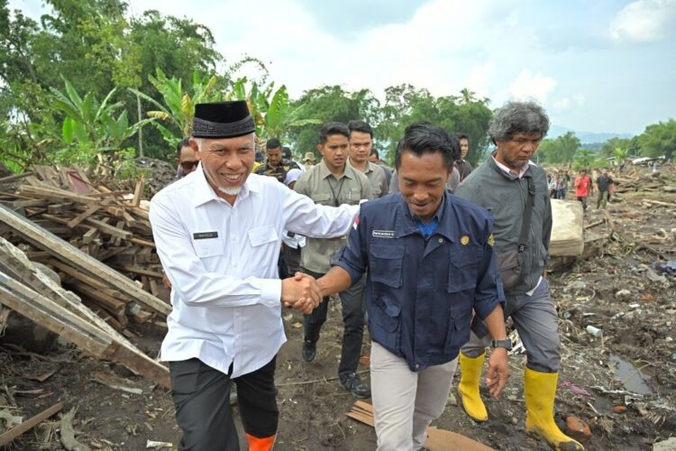 PANTAU—Gubernur Sumatera Barat (Sumbar), Mahyeldi Ansharullah saat pantau beberapa titik banjir di Sumbar,