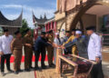 PEMAKAIAN GEDUNG BARU— Gubernur Sumbar  Mahyeldi Ansharullah menekan tombol peresmian pemakaian gedung baru Kantor Majelis Ulama Indonesia (MUI) Provinsi Sumbar di Kawasan Masjid Syekh Ahmad Khatib Al Minangkabawi, Senin (29/12).