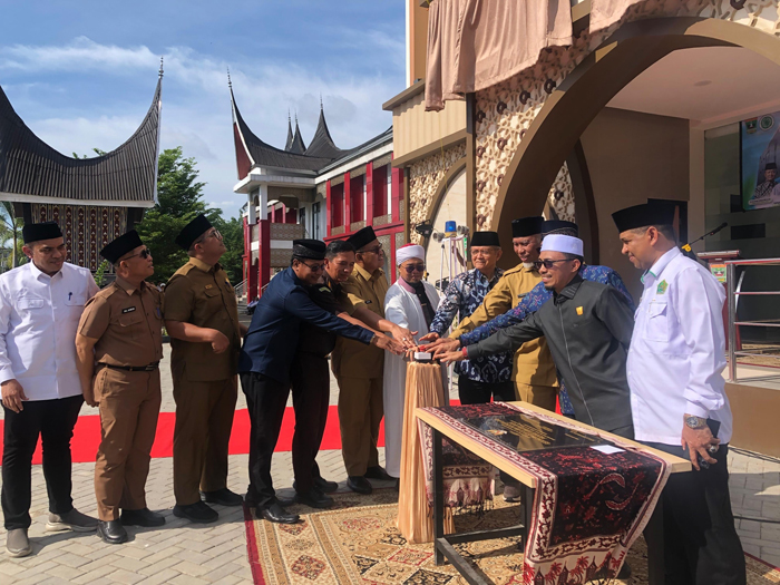 PEMAKAIAN GEDUNG BARU— Gubernur Sumbar  Mahyeldi Ansharullah menekan tombol peresmian pemakaian gedung baru Kantor Majelis Ulama Indonesia (MUI) Provinsi Sumbar di Kawasan Masjid Syekh Ahmad Khatib Al Minangkabawi, Senin (29/12).