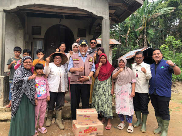 Tinjau Daerah Terdampak Bencana di Limapuluh Kota, Gubernur Mahyeldi Serap Aspirasi Masyarakat 1 KUNJUNGI WARGA TERDAMPAK— Gubernur Mahyeldi Ansharullah meninjau langsung sejumlah lokasi terdampak bencana alam di Kabupaten Limapuluh Kota, sekaligus mendengarkan aspirasi masyarakat terkait kebutuhan pemulihan pascabencana, Minggu (14/12).