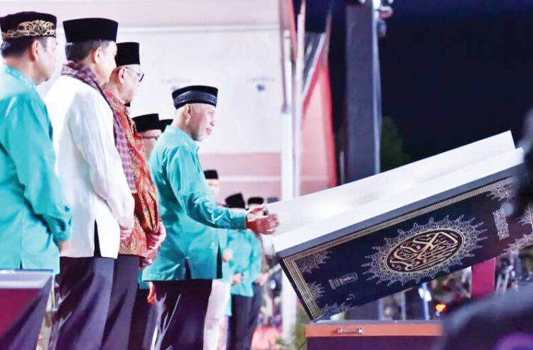 Gubernur Mahyeldi buka MTQ ke-41 Sumbar 2025 1 RESMI DIBUKA— Musabaqah Tilawatil Qur’an (MTQ) Ke-41 tingkat Provinsi Sumatera Barat resmi dimulai, Sabtu (13/12) malam dan dibuka oleh Gubernur H Mahyeldi Andharullah didampingi para bupati serta wali kota se-Sumbar.