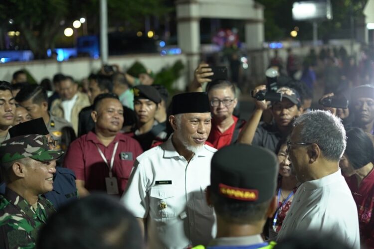 PENINJAUAN POS PAM DAN MISA— Gubernur Sumbar Mahyeldi Ansharullah, Kapolda Sumbar  Irjen Pol. Gatot Tri Suryanta dan jajaran Forkopimda melakukan peninjauan pelaksanaan ibadat Misa Natal dan Pos Pam Nataru di Pantai Padang, Rabu (24/12) malam.