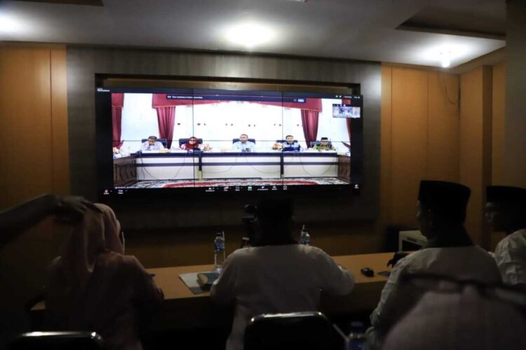 Wawako Suryadi Nurdal Ikuti HLM TPID se-Sumbar 1 MEETING TPID—.Wawako Solok mengikuti HLM TPID Sumbar dan Kabupaten Kota Triwulan IV melalui zoom meeting di E-Gov Monitoring Room Balaikota Solok.