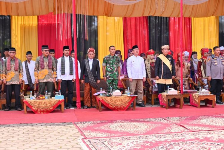 HUT LATINA— Wako Payakumbuh Zulmaeta  foto bersama saat menghadiri HUT Latina.