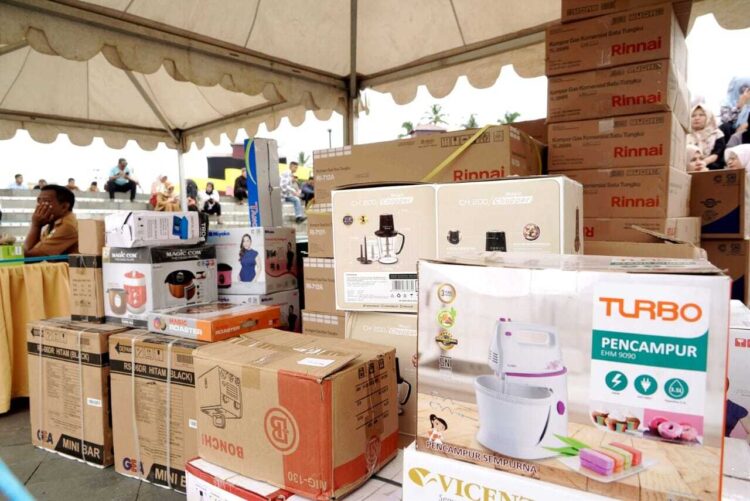 Harapkan Peningkatkan Kontribusi untuk Ekonomi, 302 UMKM dapat Bantuan Pemerintah 1 BANTUAN ALAT USAHA— Sebanyak 302 UMKM di Solsel mendapatkan bantuan peralatan untuk mendukung produksi seperti alat masak, peralatan bengkel, etalase, mesin jahit.