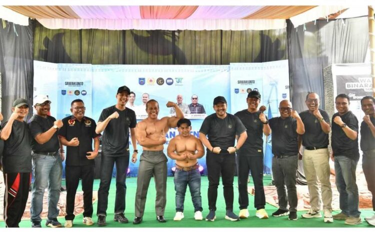 Wali Kota Cup Binaraga dan Fitnes — Wali Kota Sawahlunto Riyanda Putra didampingi Wakil Wali Kota Jeffry Hibatullah bersama peserta, saat membuka Wali Kota Cup Binaraga & Fitness Sawahlunto Heritage 2025 yang digelar di Meer Von Kandi.