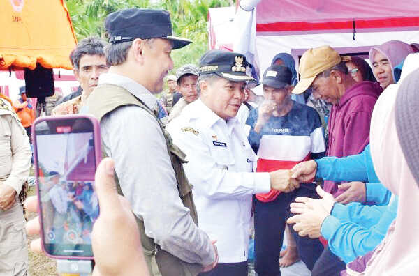 Huntara untuk Korban Bencana Mulai Dibangun, Bupati Agam: Kesediaan Warga Kunci Utama 1 PELETAKAN BATU PERTAMA— Bupati Agam, Benni Warlis menyaksikan peletakan batu pertama pembangunan Huntara oleh Gubernur Sumbar, Mahyeldi Ansharullah secara virtual (vicon) di Lapangan Bola SDN 05 Kayu Pasak, Kecamatan Palembayan, Sabtu (13/12).