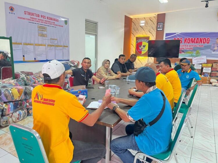 BANTUAN PERANTAU— Wawako Padang Panjang Allex menerima bantuan dari Ikatan Keluarga Tanah Datar (IKTD) bersama Ikatan Keluarga Minangkabau (IKM) Bengkulu.