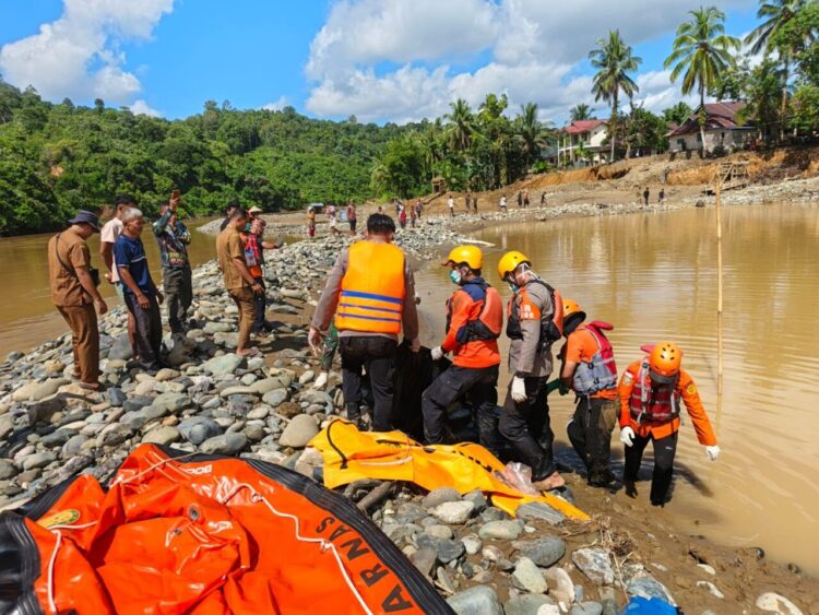 Korban Hanyut di Batang Bangko Solok Selatan Ditemukan Meninggal, Diserahkan kepada Keluarga