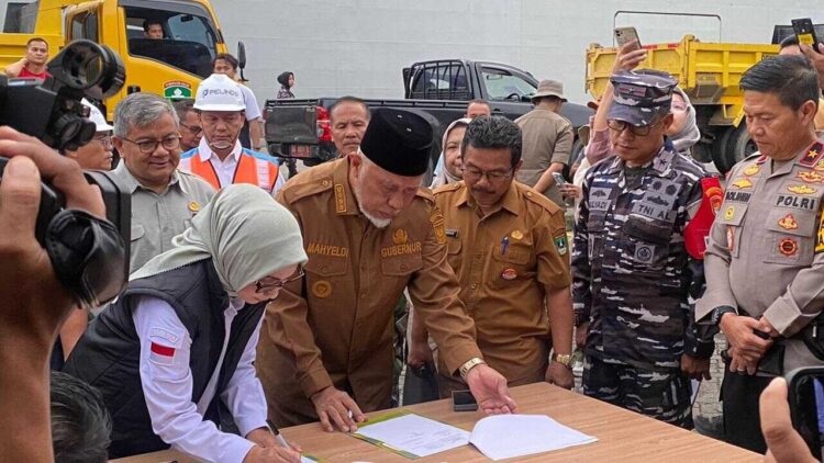 Bantuan Bencana Alam Sumbar Berdatangan, KRI BAC-593 Bawa Bantuan Rp75,85 Miliar 1 TANDA TANGAN— Gubernur Sumbar Mahyeldi tandatangani serah terima bantuan disaksikan Wadankodaeral II, Laksma TNI Mulyadi, di Dermaga IV Pelabuhan Teluk Bayur, Senin (8/12).