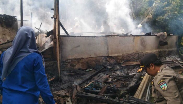 Dua Rumah Semi Permanen di Sungai Lambai Hangus Terbakar, Kerugian Ditaksir Rp300 Juta