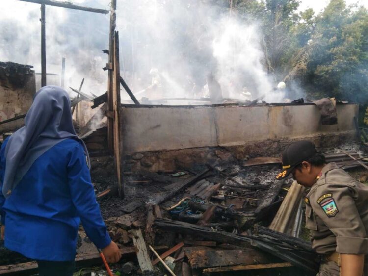 Dua Rumah Semi Permanen di Sungai Lambai Hangus Terbakar, Kerugian Ditaksir Rp300 Juta