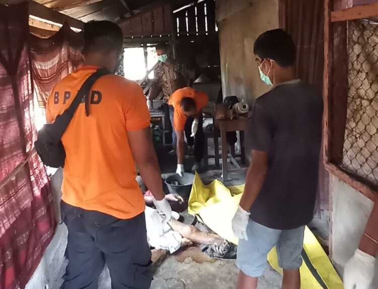 Empat Hari Tak Tampak, Pedagang Batagor Ditemukan Membusuk di Rumah 1 IDENTIFIKASI— Petugas melakukan identifikasi jenazah Iswanto (66), yang ditemukan tewas dan dalam keadaan membusuk di rumahnya, Jumat (12/12).