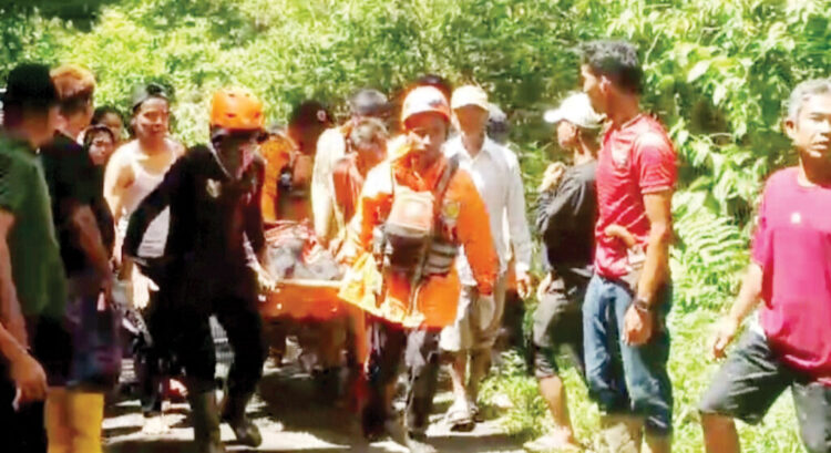 DITEMUKAN— Tim SAR gabungan bersama warga mengevakuasi jenazah korban longsor di Tinggam, Nagari Sinurut, KecamatanTalamau, Pasbar.