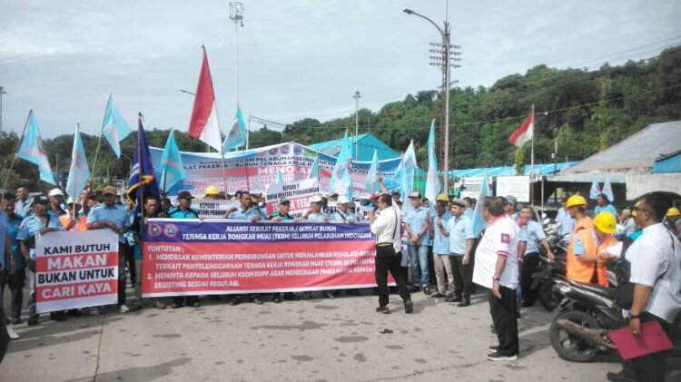 Serentak Melibatkan 127 Primer Seluruh Indonesia, Ratusan Anggota Aliansi Serikat Pekerja/Buruh TKBM Geruduk Kantor KSOP 1 ORASI DAMAI— Ratusan anggota Aliansi Serikat Pekerja yang tergabung dalam DPD FSPTI –FSPSI Sumbar, geruduk kantor KSOP Kelas II Telukbayur, Senin (8/12) sekitar pukul 10.00 WIB.