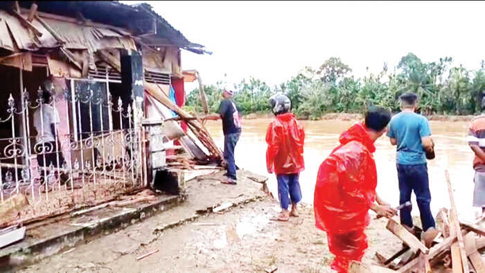 Batang Anai Mengamuk, Delapan Rumah Hanyut dalam Dua Pekan 1 DITERJANG BANJIR BANDANG— Kondisi rumah yang diterjang banjir bandang di Perumahan Palapa Saiyo, Nagari Sungai Buluah Selatan, Kecamatan Batang Anai Padang Pariaman, (10/12) siang.