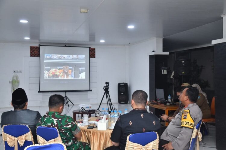 FGD EVALUASI TANGGAP DARURAT— Wakil Wali Kota Sawahlunto, Jeffry Hibatullah, bersama jajaran Forkopimda dan perangkat daerah mengikuti Focus Group Discussion (FGD) bersama Gubernur Sumbar Mahyeldi, secara daring melalui Zoom Meeting dari Rumah Dinas Wakil Wali Kota.