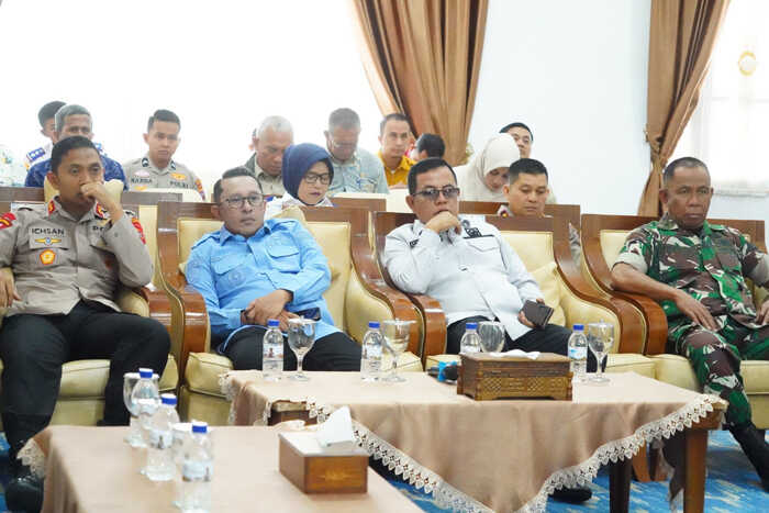 Ikuti Rakor Antisipasi Momentum Nataru dan Bencana, Bupati Tegaskan Komitmen Tidak Akan Meninggalkan Masayarakat saat Bencana 1 RAKOR NATARU— Bupati Tanah Datar Eka Putra menghadiri Rakor Mengantisipasi Momentum Natal 2025 dan Tahun Baru 2026, secara virtual di gedung pertemuan Indojolito Batusangkar, Kamis (11/12).