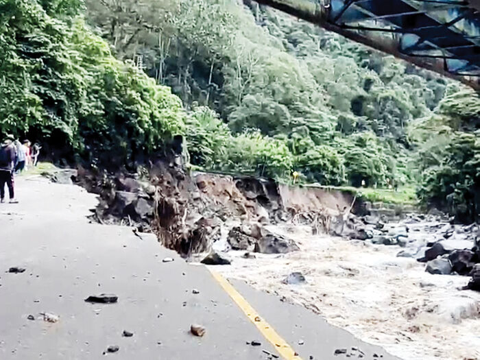 16 Ruas Jalan Provinsi Putus Total Diterjang Bencana 1 JALAN PUTUS— Kondisi jalan di kawasan Lembah Anai, Kabupaten Tanahdatar yang terputus diterjang banjir bandang.