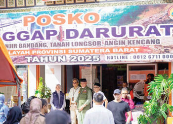 DISTRIBUSI BANTUAN— Gubernur Sumbar Mahyeldi Ansharullah saat mengunjungi Posko Utama Tanggap Darurat Sumbar, untuk memastikan seluruh bantuan yang masuk bisa tersalurkan dengan baik kepada seluruh korban terdampak bencana banjir bandang dan longsor, Jumat (12/12).