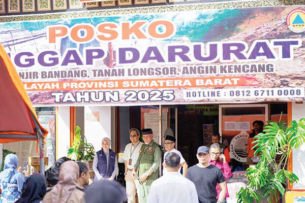 Jangan Menumpuk di Posko, Gubernur Instruksikan Seluruh OPD Ikut Distribusikan Bantuan 1 DISTRIBUSI BANTUAN— Gubernur Sumbar Mahyeldi Ansharullah saat mengunjungi Posko Utama Tanggap Darurat Sumbar, untuk memastikan seluruh bantuan yang masuk bisa tersalurkan dengan baik kepada seluruh korban terdampak bencana banjir bandang dan longsor, Jumat (12/12).