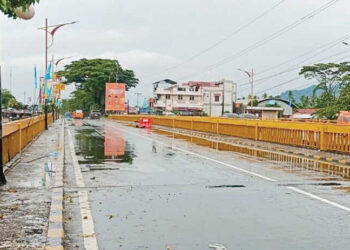 AMAN DILALUI— Dinas Pekerjaan Umum dan Penataan Ruang (PUPR) Kota Padang, memastikan kondisi jembatan Muaro Panjalinan aman dilalui pascabanjir bandnag 28 November lalu. Dinas PUPR bersama Balai Pelaksanaan Jalan Nasional Sumatera Barat Direktorat Jenderal Bina Marga sudah melakukan pengecekan.
