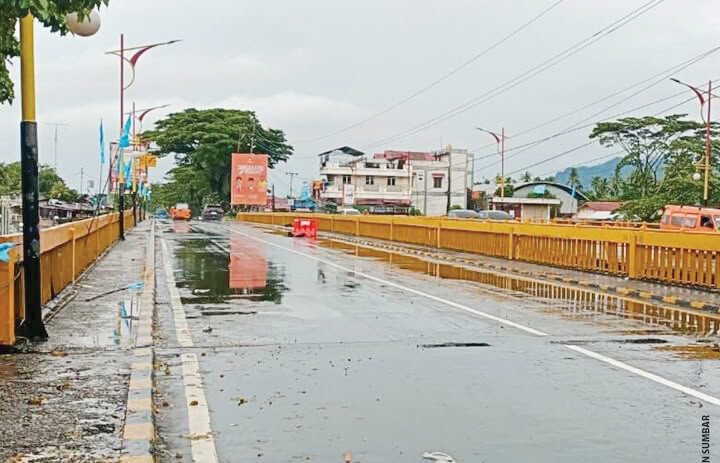 Dinas PUPR Pastikan Jembatan Muaro Penjalinan Aman Dilalui Kendaraan 1 AMAN DILALUI— Dinas Pekerjaan Umum dan Penataan Ruang (PUPR) Kota Padang, memastikan kondisi jembatan Muaro Panjalinan aman dilalui pascabanjir bandnag 28 November lalu. Dinas PUPR bersama Balai Pelaksanaan Jalan Nasional Sumatera Barat Direktorat Jenderal Bina Marga sudah melakukan pengecekan.