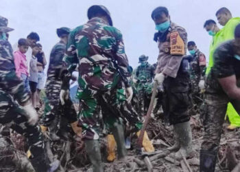 EVAKUASI JENAZAH— Tim gabungan mengevakuasi jenazah perempuan yang ditemukan di Korong Padang Pulai, Nagari Pasia Laweh, Kecamatan Lubuk Alung, Kabupaten Padang Pariaman, Kamis (11/12).