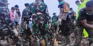 Evakuasi Terkendala Akses dan Minim Penerangan, Korban Banjir Ditemukan Terjepit Kayu Besar 13 Evakuasi Terkendala Akses dan Minim Penerangan, Korban Banjir Ditemukan Terjepit Kayu Besar