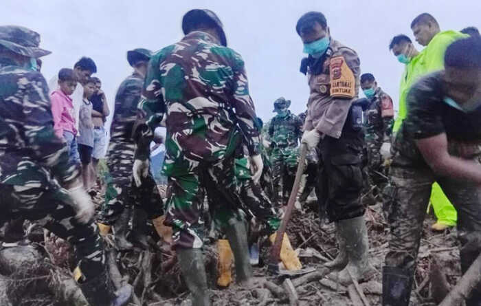 Evakuasi Terkendala Akses dan Minim Penerangan, Korban Banjir Ditemukan Terjepit Kayu Besar 1 EVAKUASI JENAZAH— Tim gabungan mengevakuasi jenazah perempuan yang ditemukan di Korong Padang Pulai, Nagari Pasia Laweh, Kecamatan Lubuk Alung, Kabupaten Padang Pariaman, Kamis (11/12).
