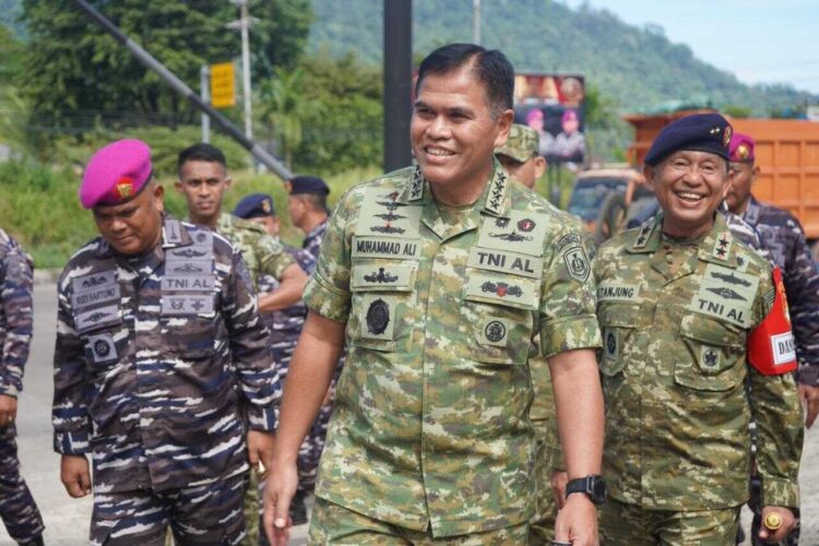 Penanganan Bencana di Sumbar, KSAL Apresiasi Prajurit Jalasena Kodaeral II 1 KUNJUNGI BATU BUSUK— Kepala Staf TNI AL (KSAL) Laksamana TNI DR Muhammad Ali, didampingi Dankodaeral II Laksamana Muda Sarimpunan Tanjung saat mengunjungi lokasi di Batu Busuak, Kamis (18/12).