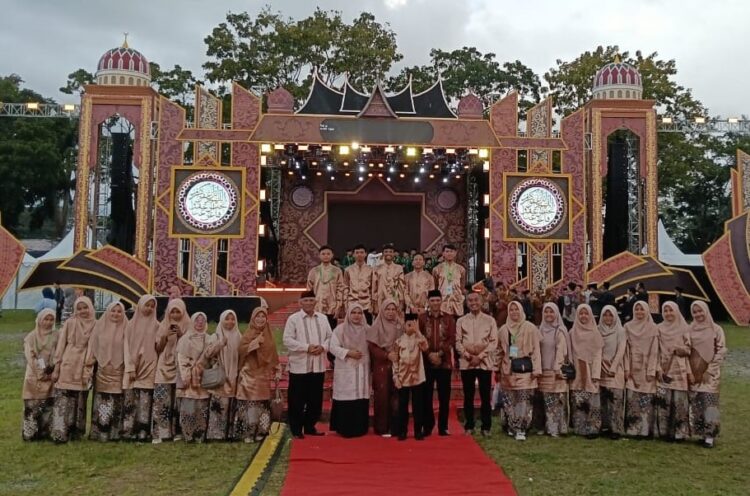FOTO BERSAMA—Kafilah Kota Solok foto bersama saat penutupan MTQN Tingkat Sumbar ke-41 di Kota Bukittinggi. Kafilah Kota Solok berhasil mengumpulkan total nilai 88 dan menempati peringkat delapan.