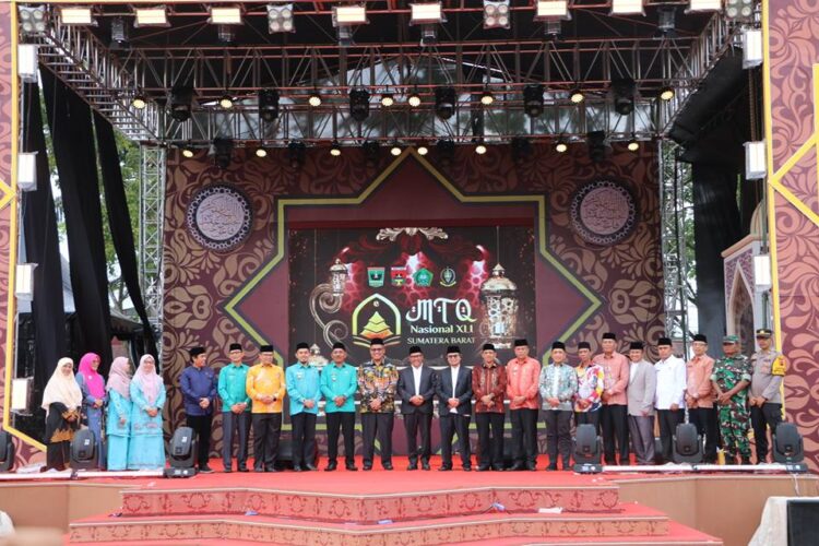 PENUTUPAN MTQ—Kafilah MTQ Kota Pariaman hadiri pelaksanaan Musabaqah Tilawatil Qur’an (MTQ) Nasional Ke-41 tingkat Sumbar secara resmi ditutup Gubernur Sumbar diwakili Sekdaprov, Ari Yuswandi.