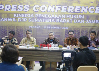 KETERANGAN PERS— Kepala Kanwil DJP Sumatera Barat dan Jambi, Arif Mahmudin Zuhri memberikan keterangan pers kepada awak media terkait Kinerja Penegakan Hukum Kanwil DJP Sumbar dan Jambi Tahun 2025, Selasa (16/12).