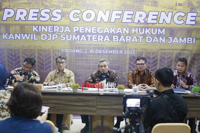 DJP Sumbar dan Jambi Amankan Rp583,56 Miliar dari WP Bandel, Korban Banjir dan Longsor bisa Minta Keringanan Pajak 1 KETERANGAN PERS— Kepala Kanwil DJP Sumatera Barat dan Jambi, Arif Mahmudin Zuhri memberikan keterangan pers kepada awak media terkait Kinerja Penegakan Hukum Kanwil DJP Sumbar dan Jambi Tahun 2025, Selasa (16/12).