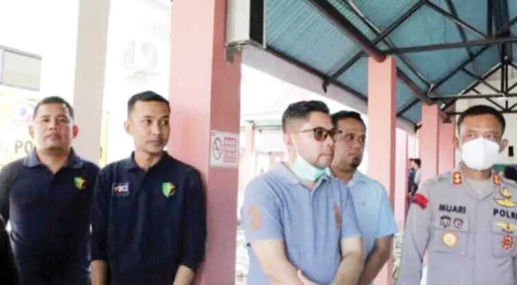 10 Korban Bencana Tak Teridentifikasi di Agam Dimakamkan Secara Massal 1 PIMPIN SHALAT JENAZAH— Kapolres Agam AKBP Muari, memimpin secara langsung pelaksanaan sholat jenazah untuk 10 korban bencana hidrometeorologi yang tidak teridentifikasi oleh Tim DVI. Prosesi berlangsung di Masjid Agung Nurul Fallah, Padang Baru, Kamis (11/12) sesudah sholat Dzuhur.