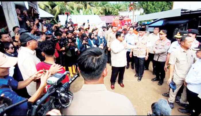 Kapolri Apresiasi Polda Sumbar dan Polres Agam dalam Pemulihan Pascabencana 1 DAMPINGI— Kapolri Jenderal Listyo Sigit Prabowo saat mendampingi Presiden Prabowo Subianto meninjau Posko Pengungsi di SD 05 Kayu Pasak, Kecamatan Palembayan, Kabupaten Agam, Kamis (18/12).