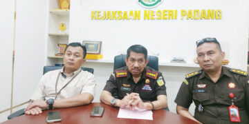 KETERANGAN PERS— Kajari Padang, Koswara didampingi Plt Kasi Pidsus Budi Sastera dan Kasi Intel Erianto, berikan keterangan pers, Senin (29/12) di ruang kerjanya.