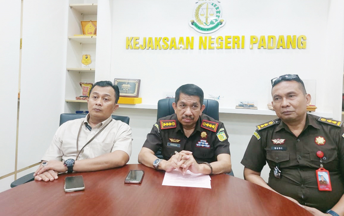 Kasus Korupsi Kredit Modal Kerja Salah Satu Bank BUMN, Kejari Padang Tetapkan 3 Tersangka 1 KETERANGAN PERS— Kajari Padang, Koswara didampingi Plt Kasi Pidsus Budi Sastera dan Kasi Intel Erianto, berikan keterangan pers, Senin (29/12) di ruang kerjanya.