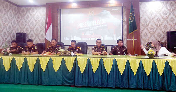 Kasus Korupsi Kredit Modal Kerja Salah Satu Bank BUMN, Tiga Saksi Mangkir Penuhi Panggilan Kejari Padang 1 KETERANGAN PERS— Kajari Padang, Koswara, SH, MH bersama Jajaran Kasi berikan keterangan pers Peringatan Hari Anti Korupsi se-Dunia, Selasa (9/12) di Aula Kejari Padang.