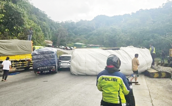 Lagi, Kecelakaan di Sitinjau Lauik Lumpuhkan Akses Padang-Solok, Truk Hilang Kendali di Turunan Hingga Terguling dan Melintang di Badan Jalan 1 TRUK TERGULING— Hilang kendali di turunan Jalan Padang–Solok, tepatnya di kawasan Panorama Dua, Kelurahan Indarung, Kecamatan Lubuk Kilangan, menyebabkan sebuah truk terguling dan melintang di badan jalan hingga menyebabkan kemacaten dari dua arah.