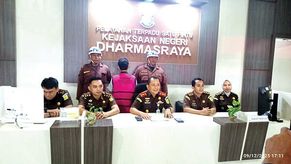 Kuasa BUD Ditetapkan jadi Tersangka Korupsi di BKD Dharmasraya, Modus Terbitkan SP2D Ganda, Rugikan Negara Rp589 Juta 1 PENETAPAN TERSANGKA— Kejari Dharmasraya menghadirkan BY, yang telah ditetapkan menjadi tersangka kasus korupsi di BKD Kabupaten Dharmasraya, Selasa (9/12).