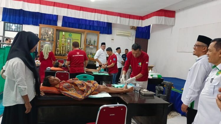 SAKSIKAN—Kemenag Kota Payakumbuh H.Hendri Yazid saat melihat kegiatan khitanan masal