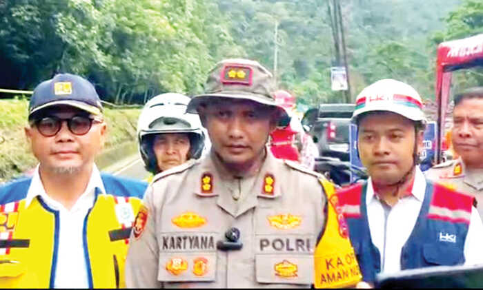 Hari ini, Kendaraan Roda Empat Boleh Lewat Jalur Lembah Anai, Kapolres Padangpanjang: Uji Coba 16-21 Desember 1 AKBP Kartyana Widyarso Wardoyo Putro
Kapolres Padangpanjang