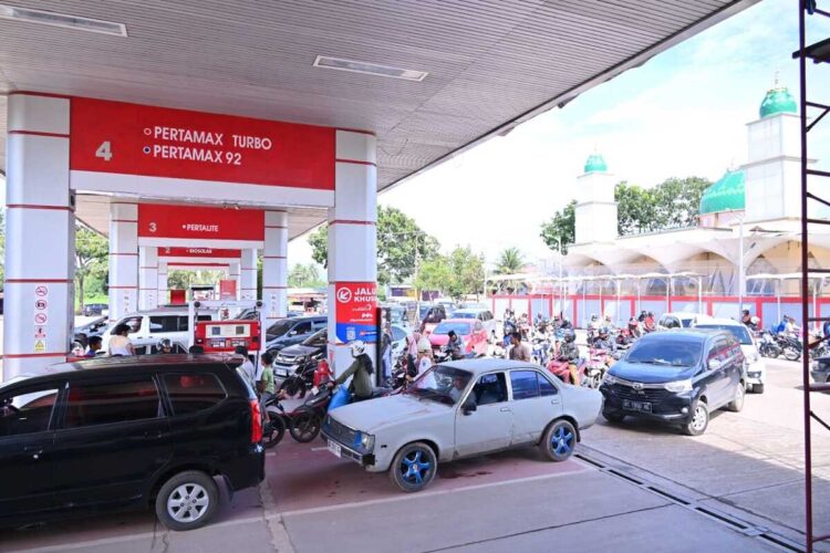 Ketersediaan BBM Aman, Distribusi Terkendala Bencana Alam 1 PENGISIAN BBM—Terlihat antrean kendaraan roda dua dan empat mengisi BBM di SPBU di Payakumbuh