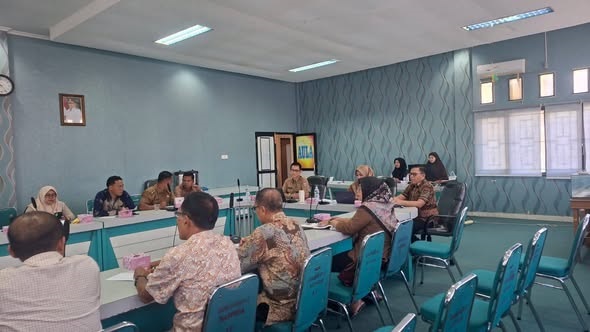 DISKUSI—Kepala Bappelitbangda Kabupaten Pasaman Barat, Joni Hendri, dalam kegiatan diskusi bersama lintas sektor dan tokoh masyarakat di Simpang Empat.